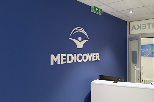 Логотип компанії MEDICOVER біля рецепції. Об'ємні букви з логотипом.
(Рясне)