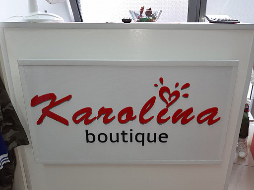 Напис 'Karolina boutique' на рецепції виконаний з акрилу товщиною 3мм червоного та чорного кольору