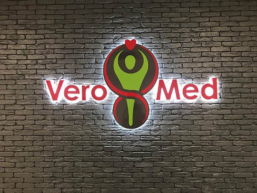 Інтер'єрна вивіска 'Vero Med' з контражурною підсвіткою