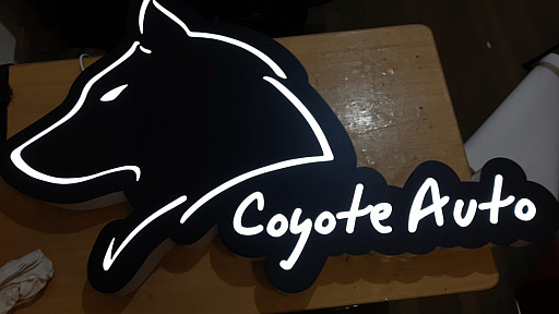 Світловий короб по формі логотипу 'Coyote Auto'
