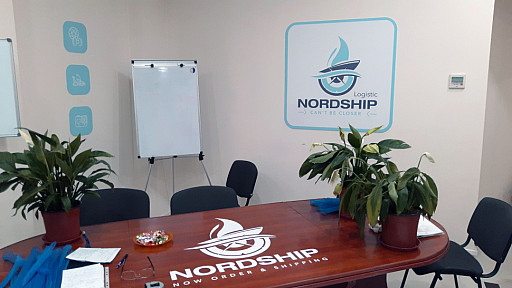 Таблички з логотипом 'NORDSHIP', логотип з плівки Оракал на столі