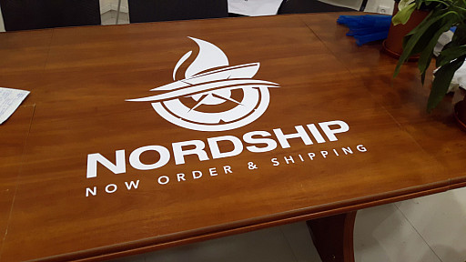 Логотип 'NORDSHIP' на столі офісу